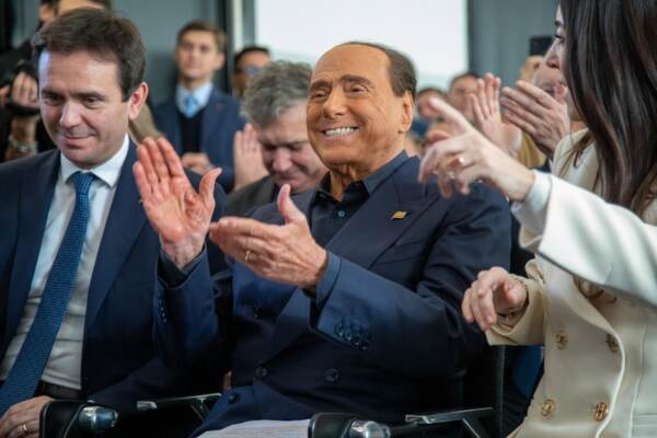 Forza Italia per la Lombardia, Berlusconi presenta simbolo elettorale per le elezioni regionali