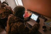 Bakhmut, Ucraina - i soldati di ricognizione ucraini usano droni di sorveglianza