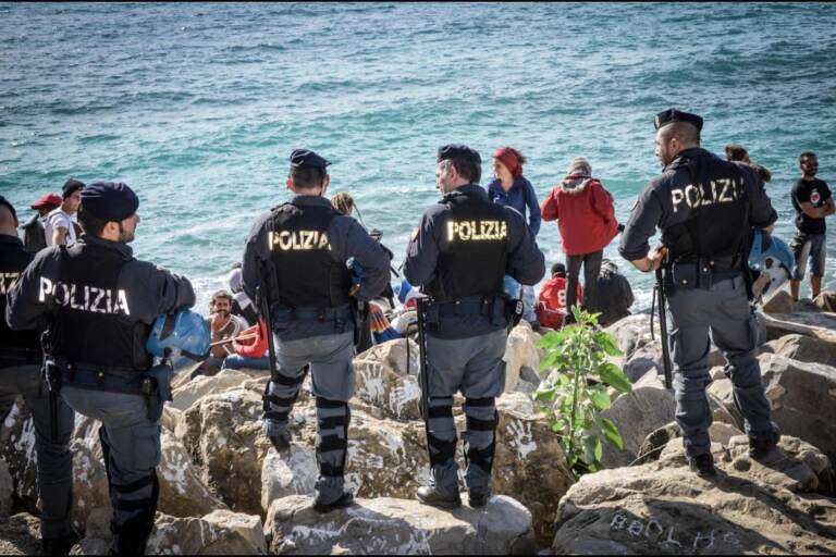 I migranti sgomberati tornano sugli scogli della costa di Ventimiglia.