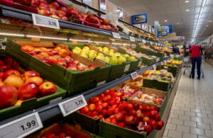 Inflazione, firmato il ‘Patto salva-spesa’: si punta a 25mila negozi
