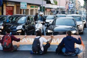 Roma, attivisti e attiviste Ultima Generazione bloccano l’Appia