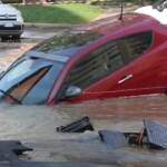 Milano, allagata piazza Bettini: auto inghiottita da voragine