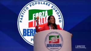 Spot Esselunga, Ronzulli sul palco di Forza Italia con la pesca