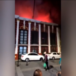 Spagna, incendio in discoteca a Murcia: le immagini dall’esterno