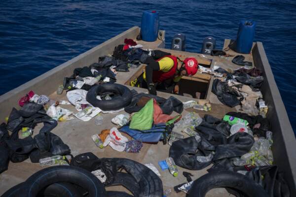 Migranti, operazione di salvataggio della ONG spagnola Open Arms a nord della Libia