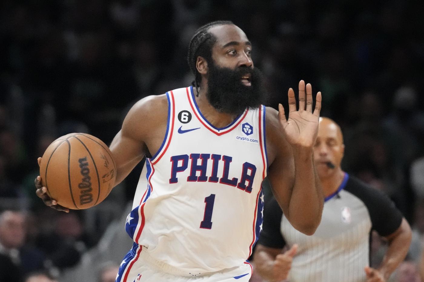 Nba, Philadelphia impedisce a James Harden di salire sull’aereo