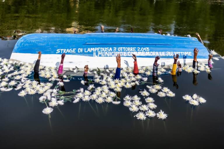 In Darsena a Milano spunta un'installazione dedicata alla strage di Lampedusa del 2013 dove morirono 368 migranti
