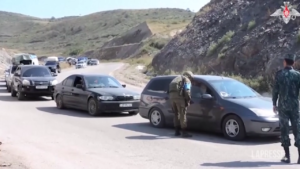 Nagorno-Karabakh, peacekeepers russi assistono i profughi