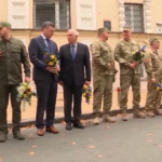 Ucraina, Zelensky e Borrell depongono fiori al Muro della Memoria per i soldati caduti