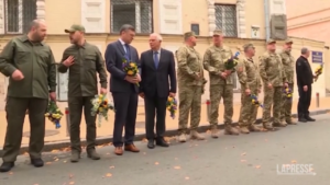 Ucraina, Zelensky e Borrell depongono fiori al Muro della Memoria per i soldati caduti