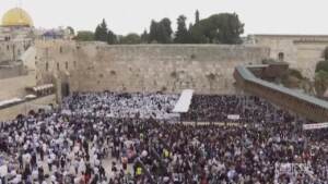 Gerusalemme, fedeli ebrei al Muro del Pianto per la tradizionale preghiera