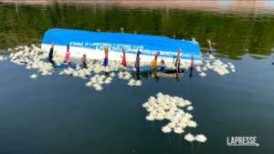 Migranti, 10 anni fa il naufragio di Lampedusa: a Milano un’installazione ricorda le vittime