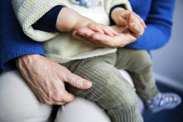 Festa dei Nonni, 1 su 3 aiuta i bilanci della famiglia