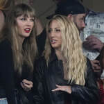 Taylor Swift di nuovo allo stadio per vedere la stella football Travis Kelce