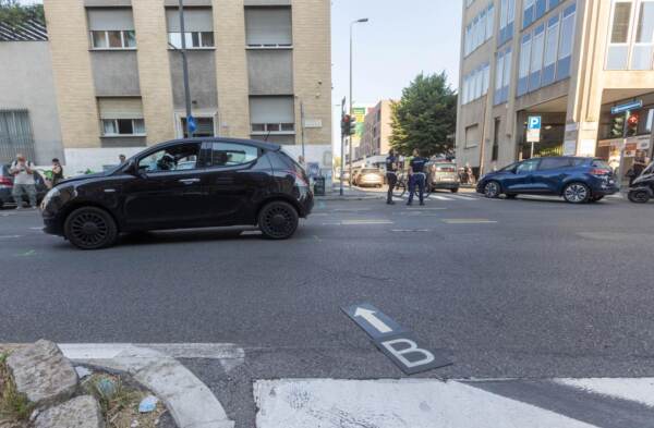 Ciclista investito da un'auto in viale Monza a Milano