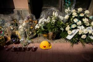 Brandizzo - Mazzi di fiori e messaggi di cordoglio davanti alla stazione