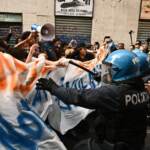 Torino, cariche della polizia contro il corteo di manifestanti anti-Meloni