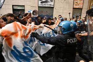 Torino, cariche della polizia contro il corteo di manifestanti anti-Meloni
