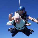 Usa, donna di 104 anni di Chicago si lancia con il paracadute