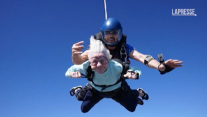 Usa, donna di 104 anni di Chicago si lancia con il paracadute