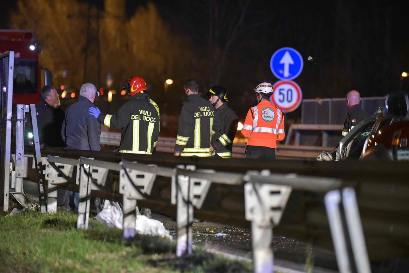 Milano, auto contro albero: muore 46enne Milano, auto contro albero: muore 46enne