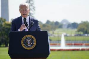 Ucraina, Biden: “Non possiamo permetterci stop aiuti”. E chiama alleati tra cui Meloni