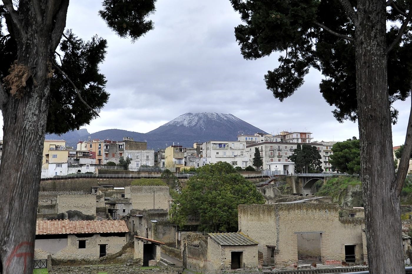 Campi Flegrei, scosse e bradisismo: il ‘respiro del vulcano’ fa paura