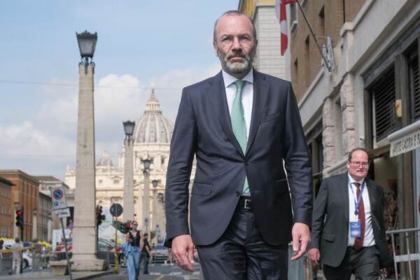 Migranti, Weber: “Scholz vada a Tunisi e supporti memorandum”