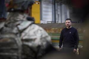 Il presidente ucraino Volodymyr Zelensky in visita alle truppe ad Avdiivka