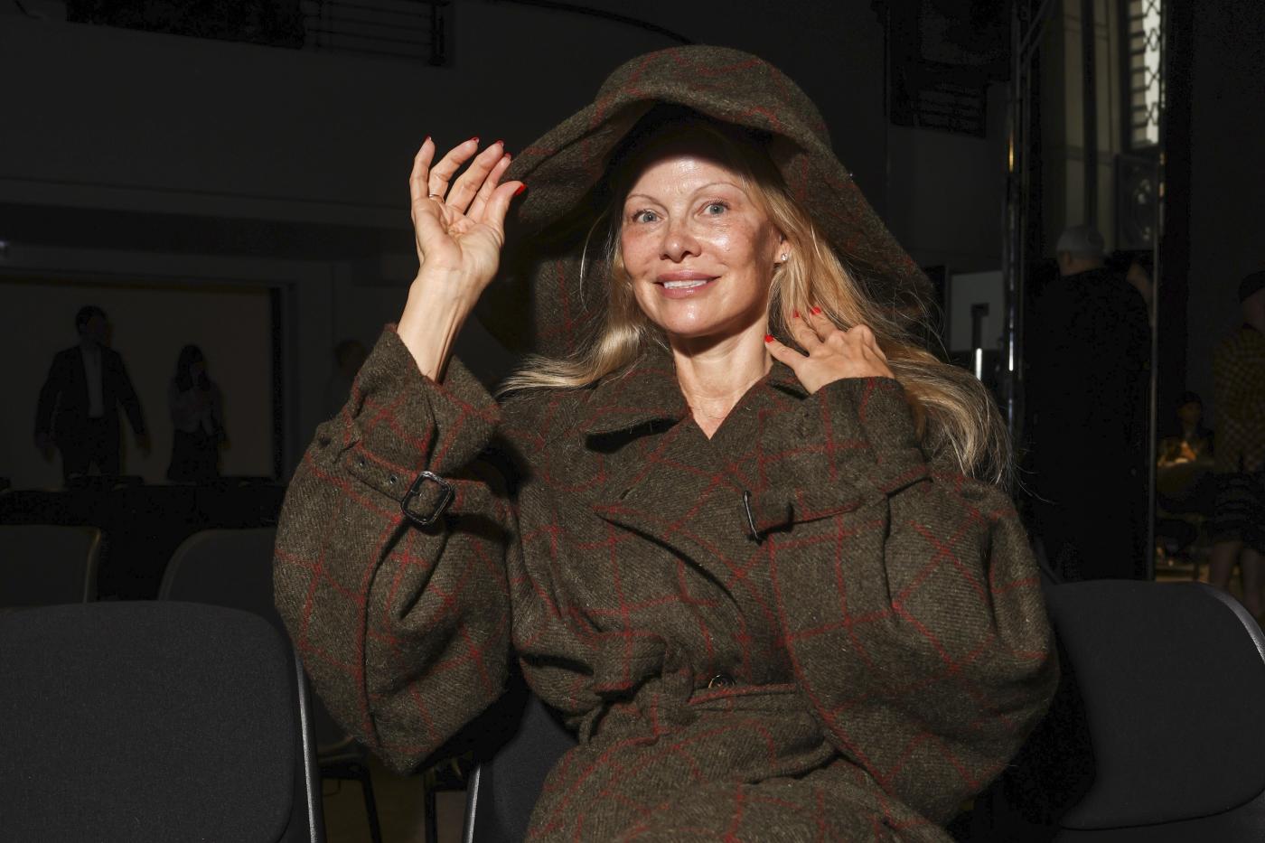 Pamela Anderson, la top model senza trucco alla Paris Fashion Week Pamela Anderson, la top model senza trucco alla Paris Fashion Week