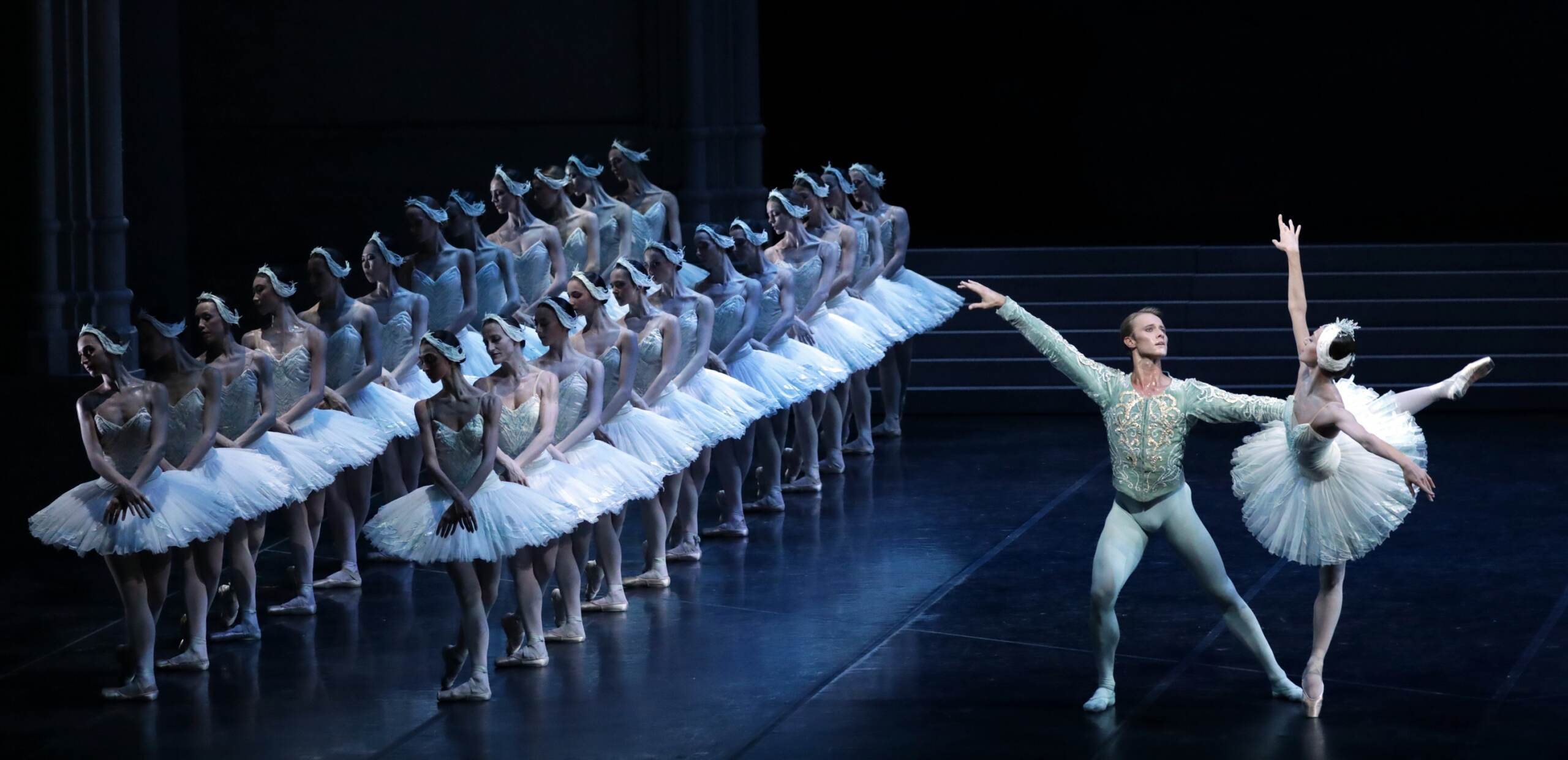 Cagliari, al Lirico trionfa il “Lago dei Cigni”