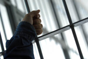 Carceri, rivolta in cella a Benevento: due agenti in ospedale
