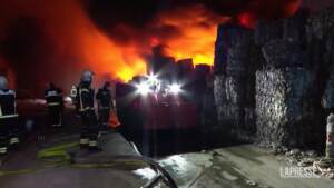 Croazia, enorme incendio in fabbrica plastica: fumo nero sopra Osijek