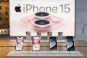 Primo giorno di vendita del nuovo iPhone 15 all'Apple Store a Los Angeles