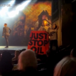 Regno Unito, ambientalisti interrompono uno spettacolo al Sondheim Theatre di Londra