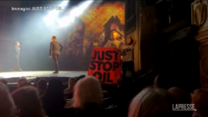 Regno Unito, ambientalisti interrompono uno spettacolo al Sondheim Theatre di Londra