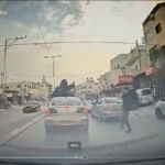 Cisgiordania, palestinese spara contro auto israeliana