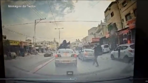 Cisgiordania, palestinese spara contro auto israeliana