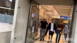 Milano, Fedez esce da ospedale: “Sto bene, ringrazio donatori di sangue”