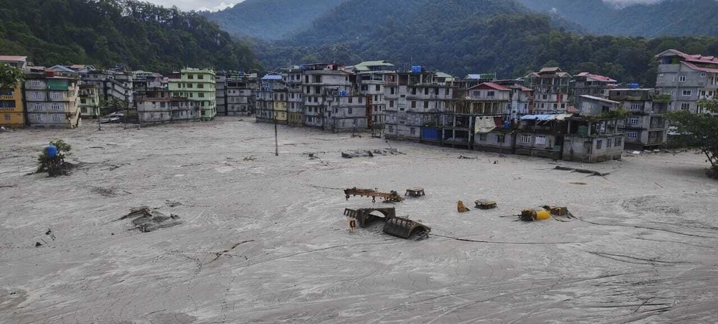 India, lago esonda e sfonda diga: almeno 31 morti India, lago esonda e sfonda diga: almeno 31 morti