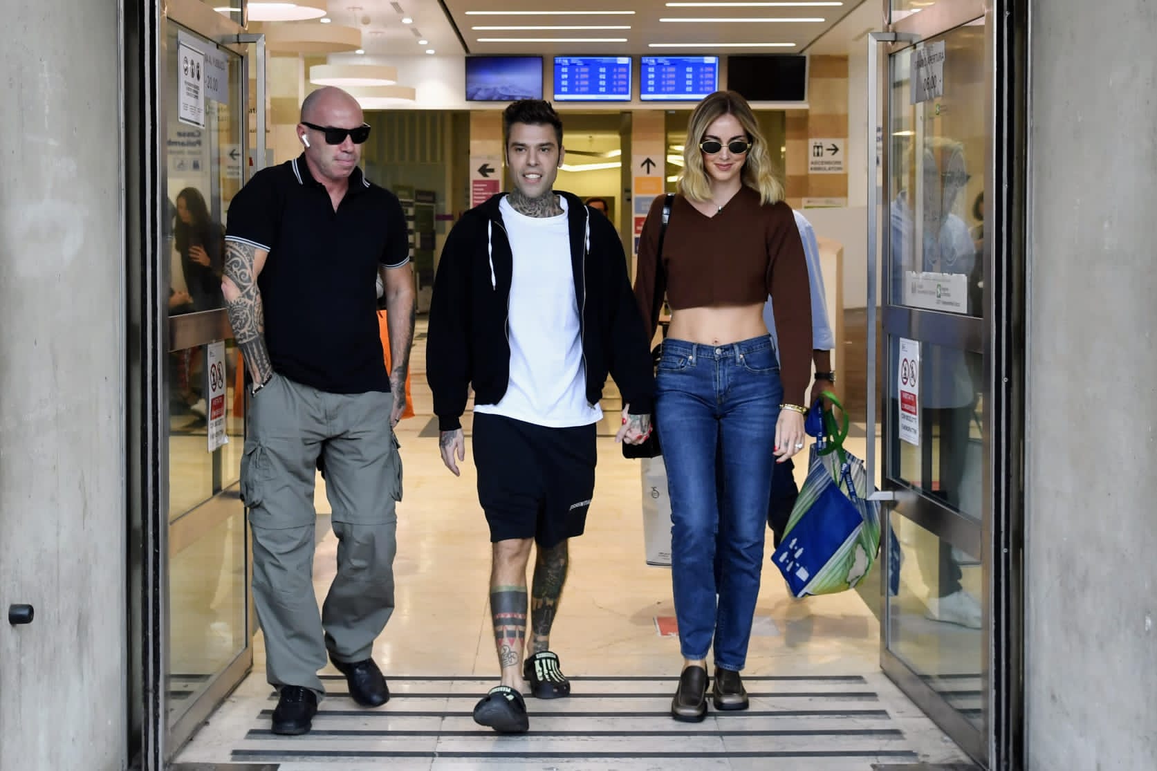 Fedez lascia l’ospedale Fatebenefratelli di Milano Fedez lascia l’ospedale Fatebenefratelli di Milano