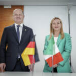 Meloni-Scholz: “Soddisfatti da accordo migranti”. Polonia-Ungheria minacciano blocco dichiarazione finale