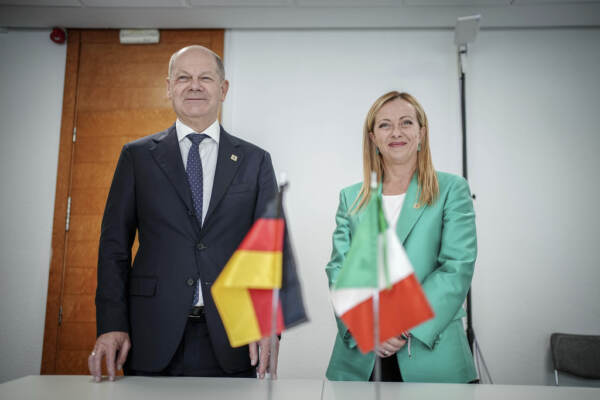 Meloni-Scholz: “Soddisfatti da accordo migranti”. Polonia-Ungheria minacciano blocco dichiarazione finale