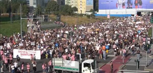 Milano, in migliaia a corteo animalista: “Giù le mani dai rifugi”
