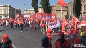 Cgil, in migliaia in piazza a Roma”a difesa della Costituzione”