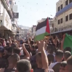 Cisgiordania, i palestinesi festeggiano dopo l’attacco di Hamas contro Israele