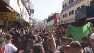 Cisgiordania, i palestinesi festeggiano dopo l’attacco di Hamas contro Israele