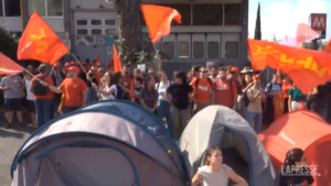 Roma, al corteo Cgil anche gli studenti con la protesta delle tende