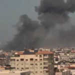 Gaza, fumo nero sopra la città dopo i raid di Israele