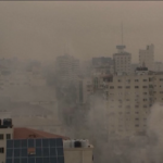 Medioriente, il fumo ricopre la Striscia di Gaza dopo una notte di esplosioni